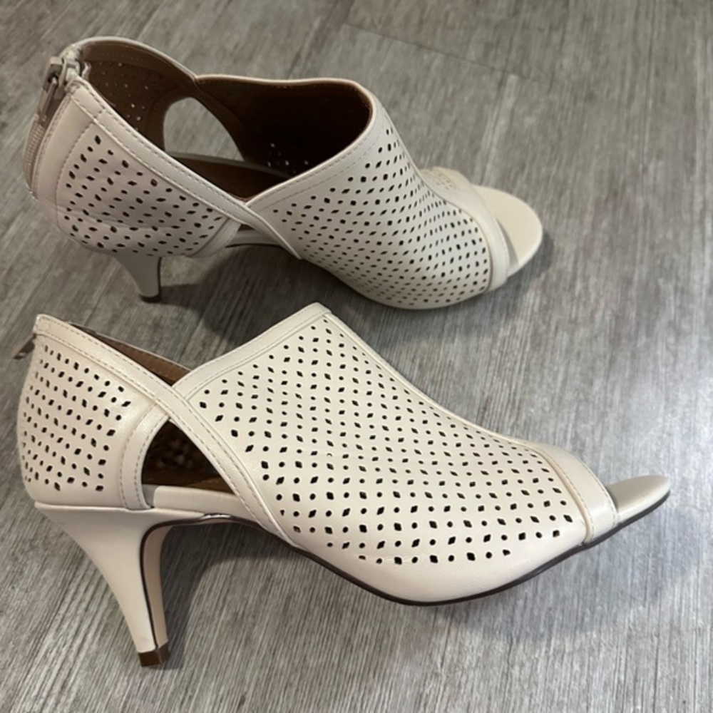Style & Company Women’s White Side cutouts Perforated Padded Size 9 1/2 Runs Big